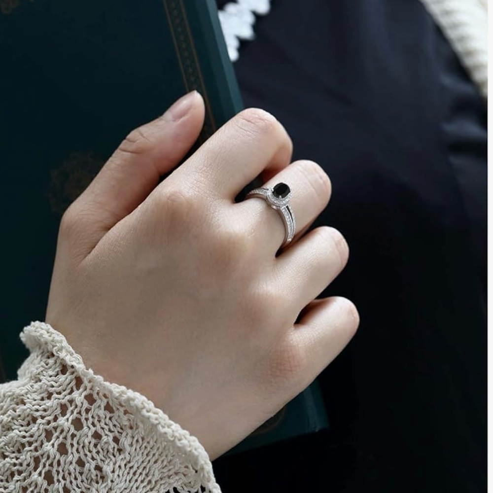 Elegant Black and Silver Women's Ring - Picture 3 of 4